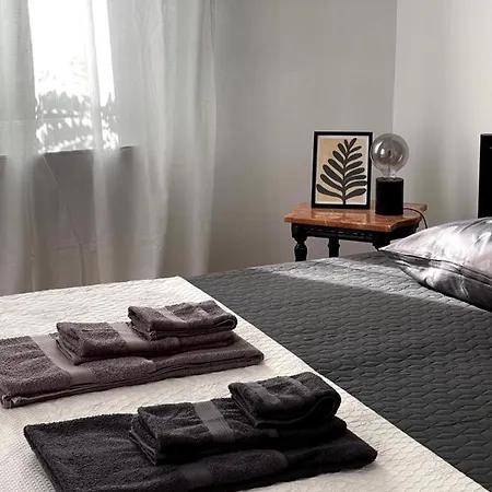 η ελπίδα και η γιάννα ξεκίνησαν ένα χώρο Cute Appartement *