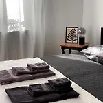η ελπίδα και η γιάννα ξεκίνησαν ένα χώρο Cute Apartament *