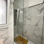 η ελπίδα και η γιάννα ξεκίνησαν ένα χώρο Cute Apartament