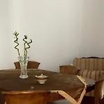 η ελπίδα και η γιάννα ξεκίνησαν ένα χώρο Cute Apartament