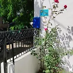 η ελπίδα και η γιάννα ξεκίνησαν ένα χώρο Cute Apartament *