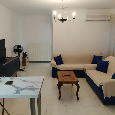 η ελπίδα και η γιάννα ξεκίνησαν ένα χώρο Cute Apartament *